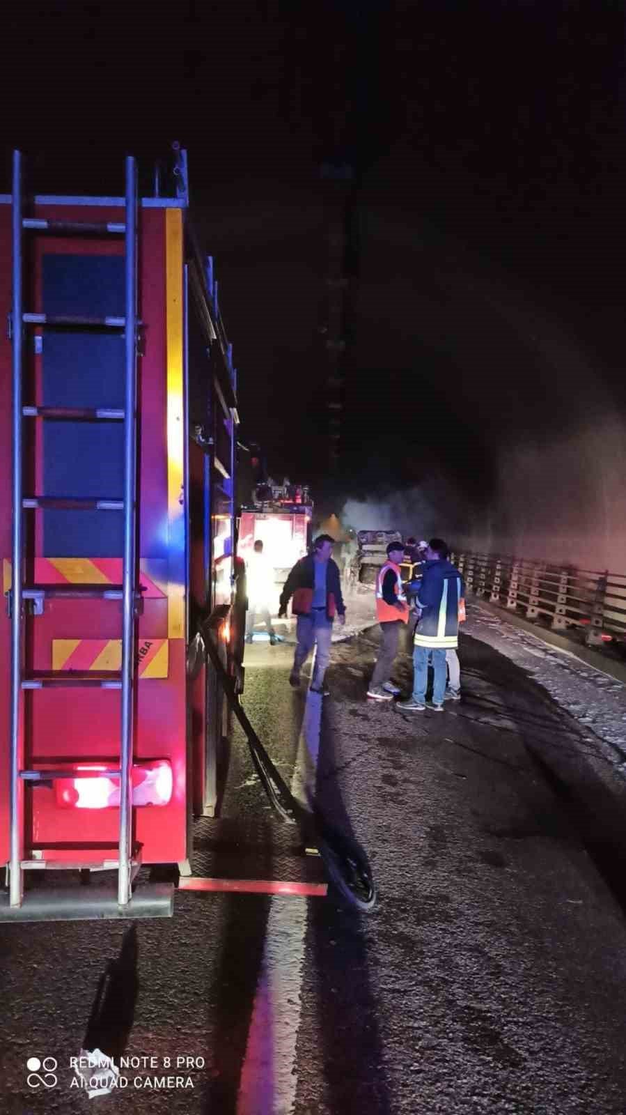 Tünelde korkutan yangın, otomobil kül oldu