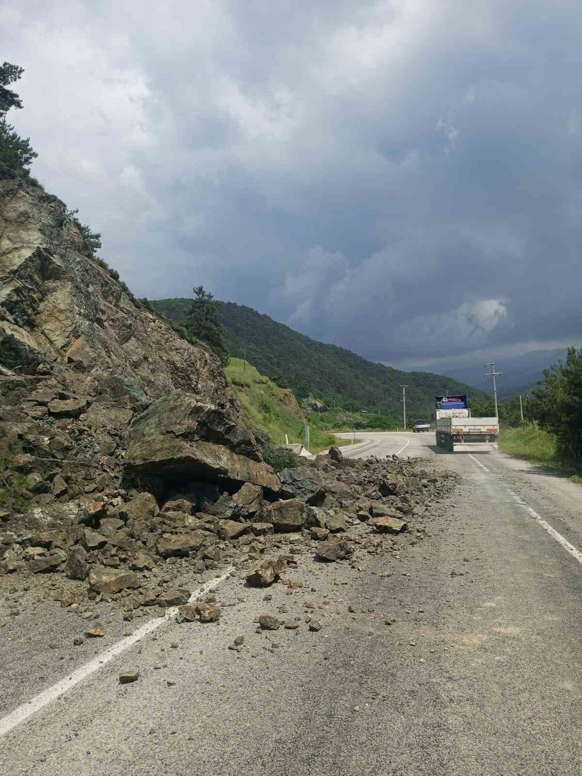 Heyelan nedeniyle dağdan kopan kaya parçaları yolu kapattı