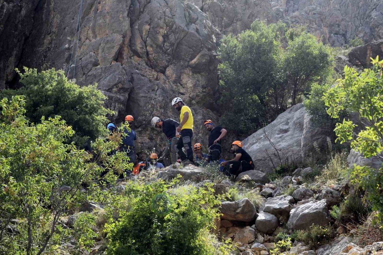 Dağcılar Kemaliye’de kaya tırmanışı gerçekleştirdi