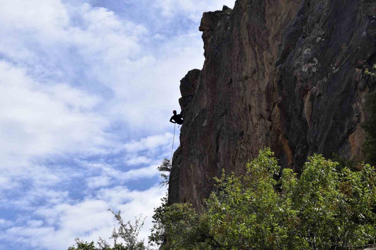 Dağcılar Kemaliye’de kaya tırmanışı gerçekleştirdi