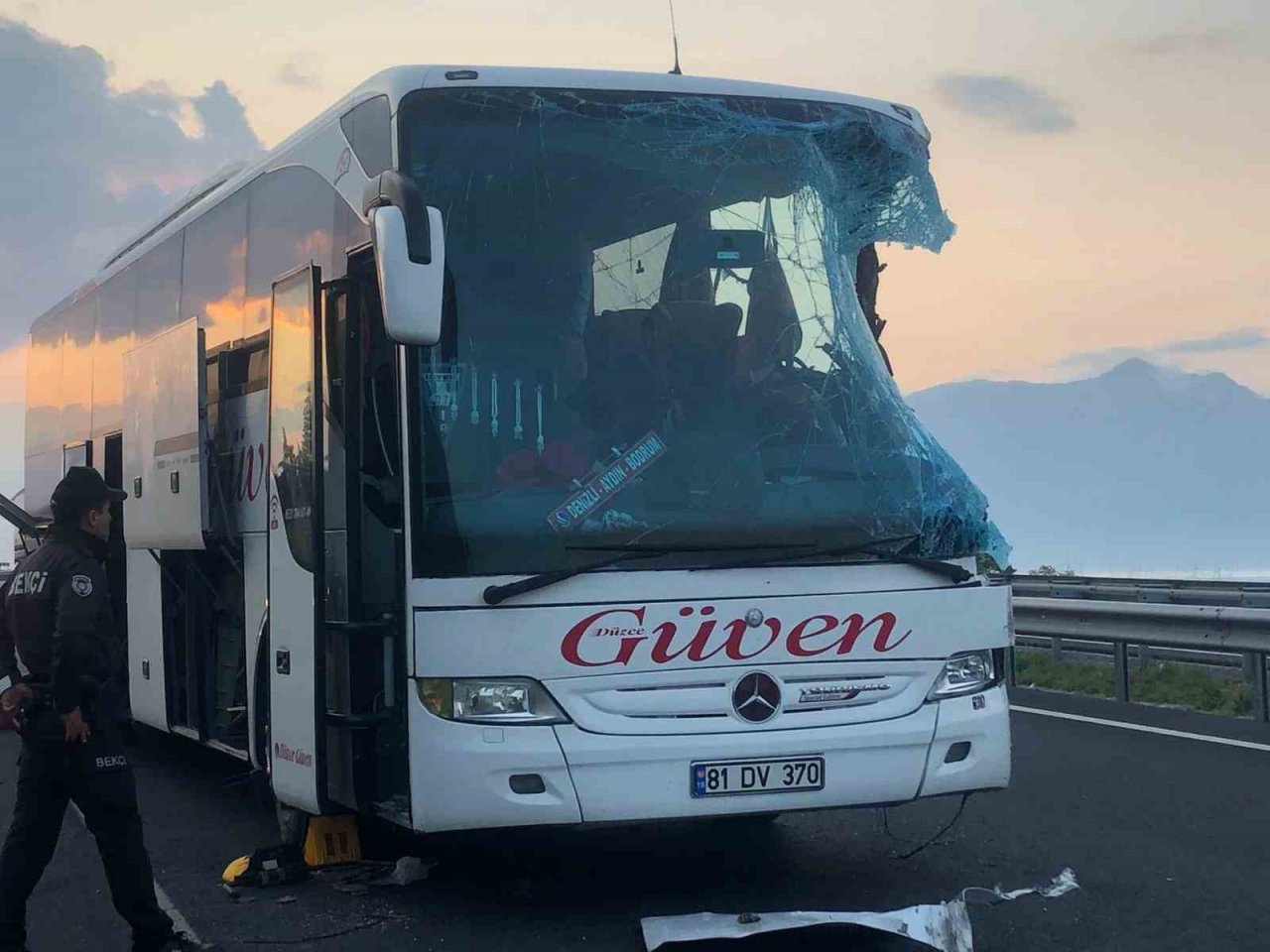 Karşı şeride geçen tır otobüsle kafa kafaya çarpıştı: 2 ölü, 6’sı ağır 20 yaralı