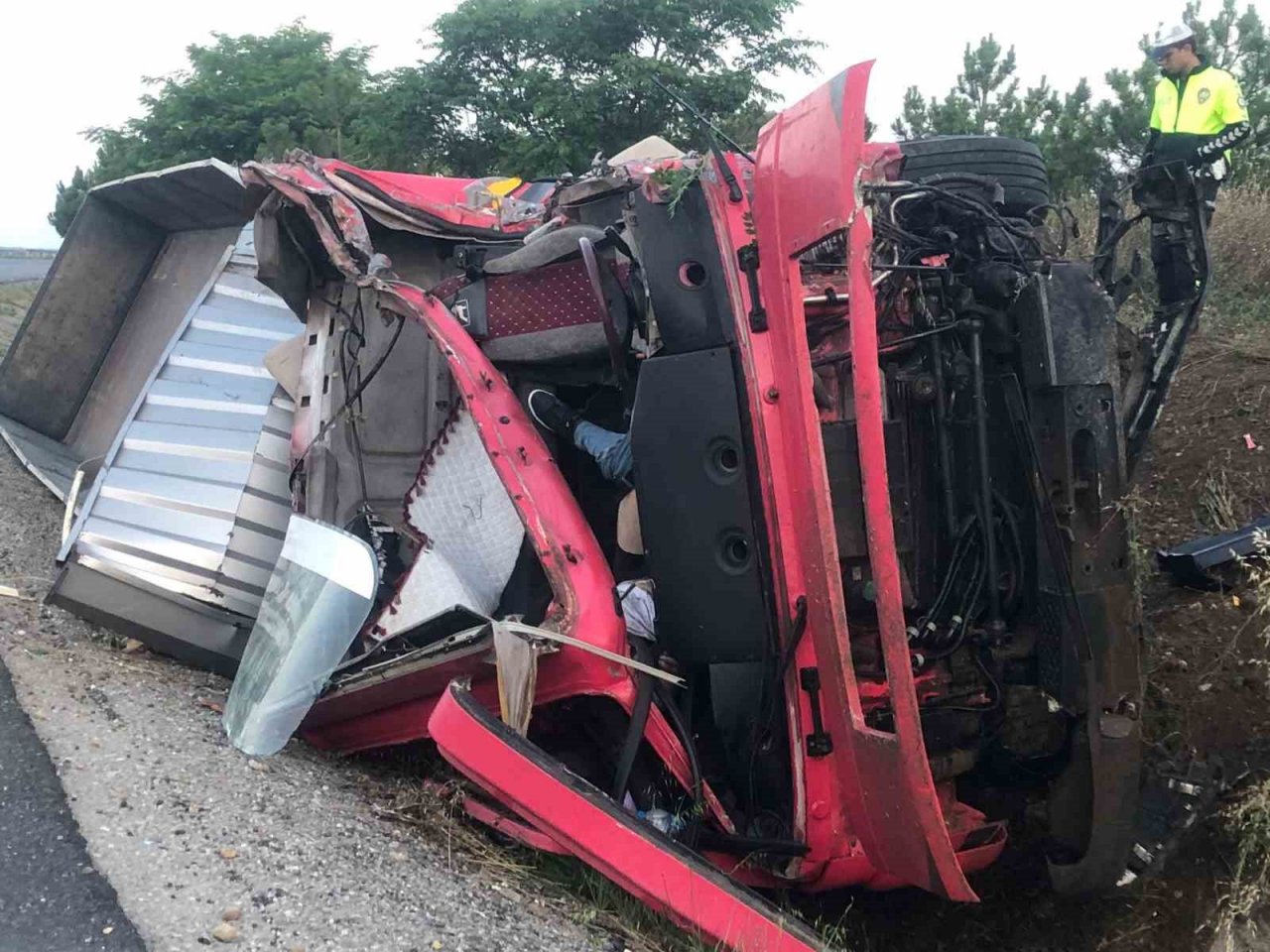 Karşı şeride geçen tır otobüsle kafa kafaya çarpıştı: 2 ölü, 6’sı ağır 20 yaralı