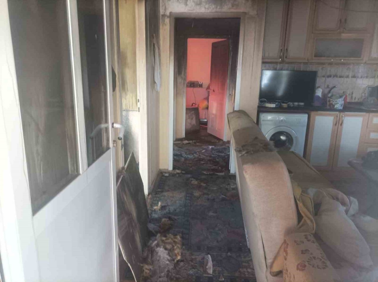 Prefabrik ev alev alev yandı