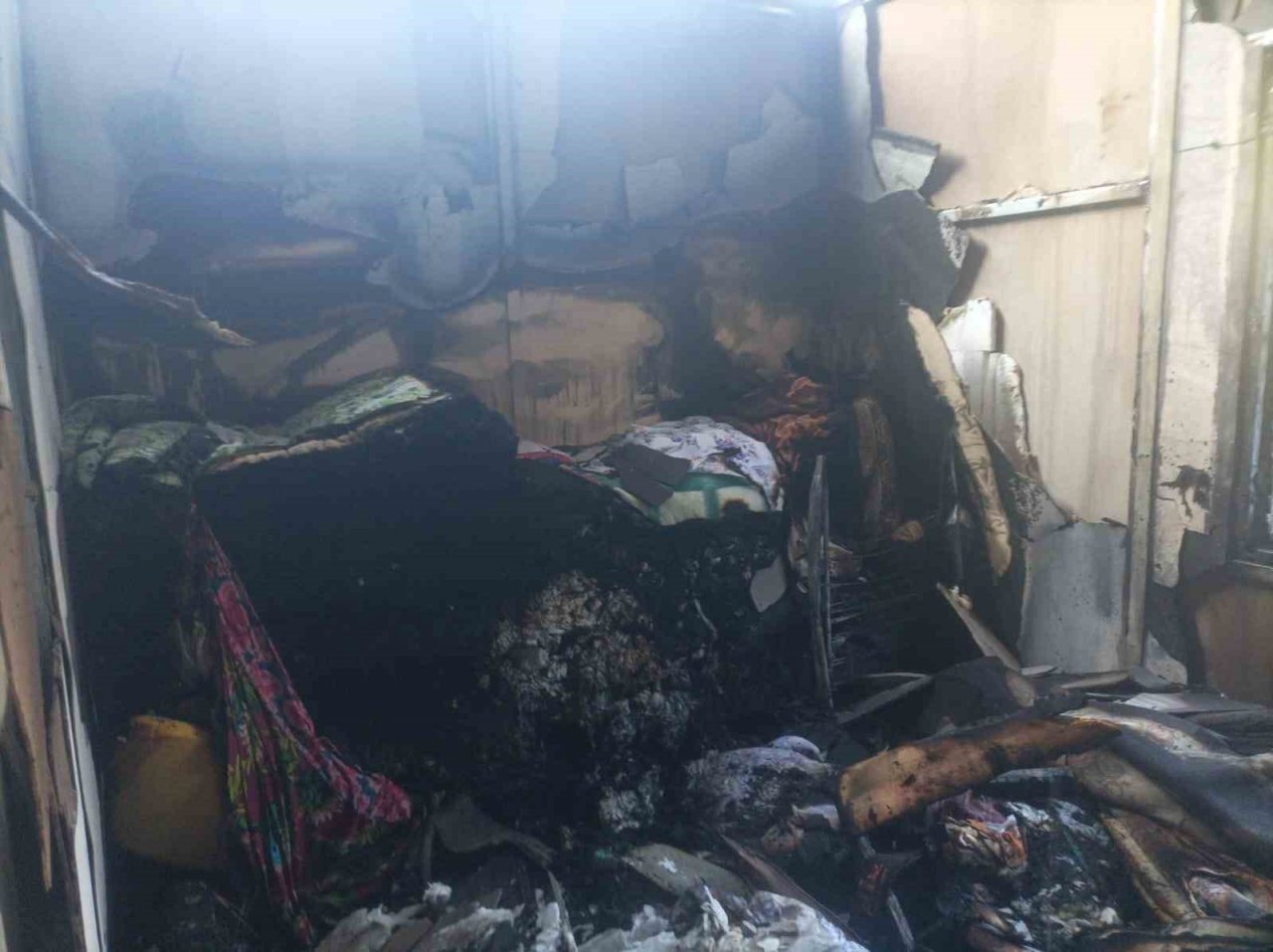 Prefabrik ev alev alev yandı