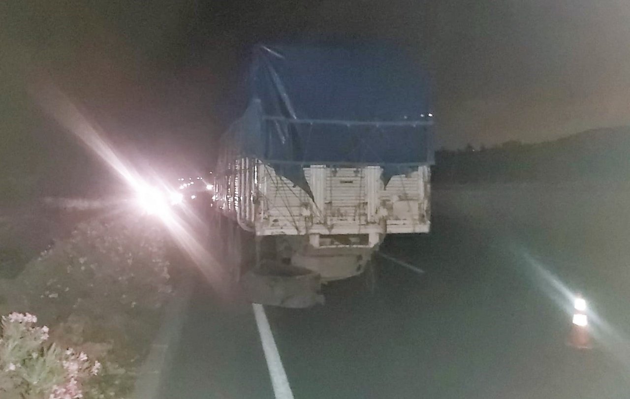 Otomobil tıra ok gibi saplandı: 1 ağır yaralı