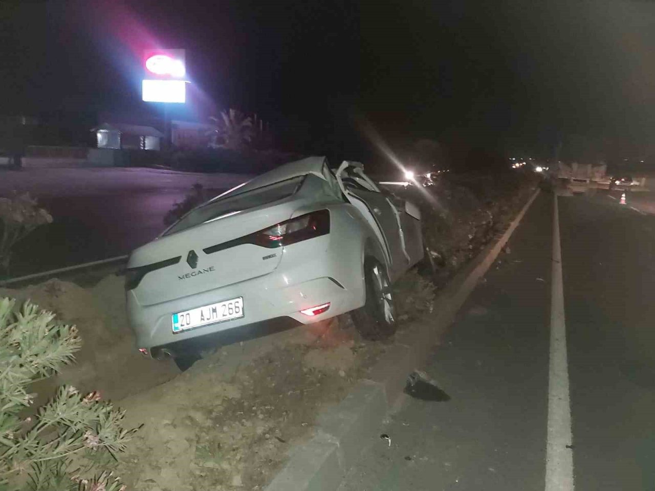 Otomobil tıra ok gibi saplandı: 1 ağır yaralı