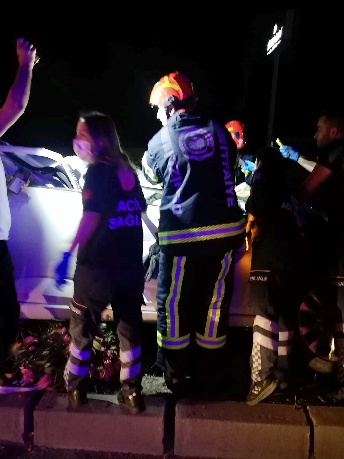 Otomobil tıra ok gibi saplandı: 1 ağır yaralı