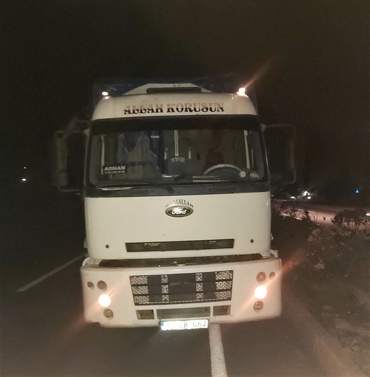 Otomobil tıra ok gibi saplandı: 1 ağır yaralı