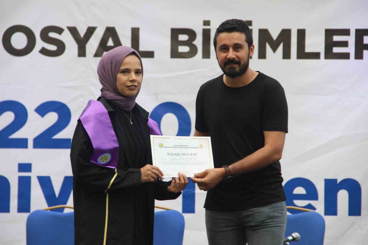 Deprem bölgesinde mezun olan öğrenciler sevinç ve hüznü bir arada yaşadı