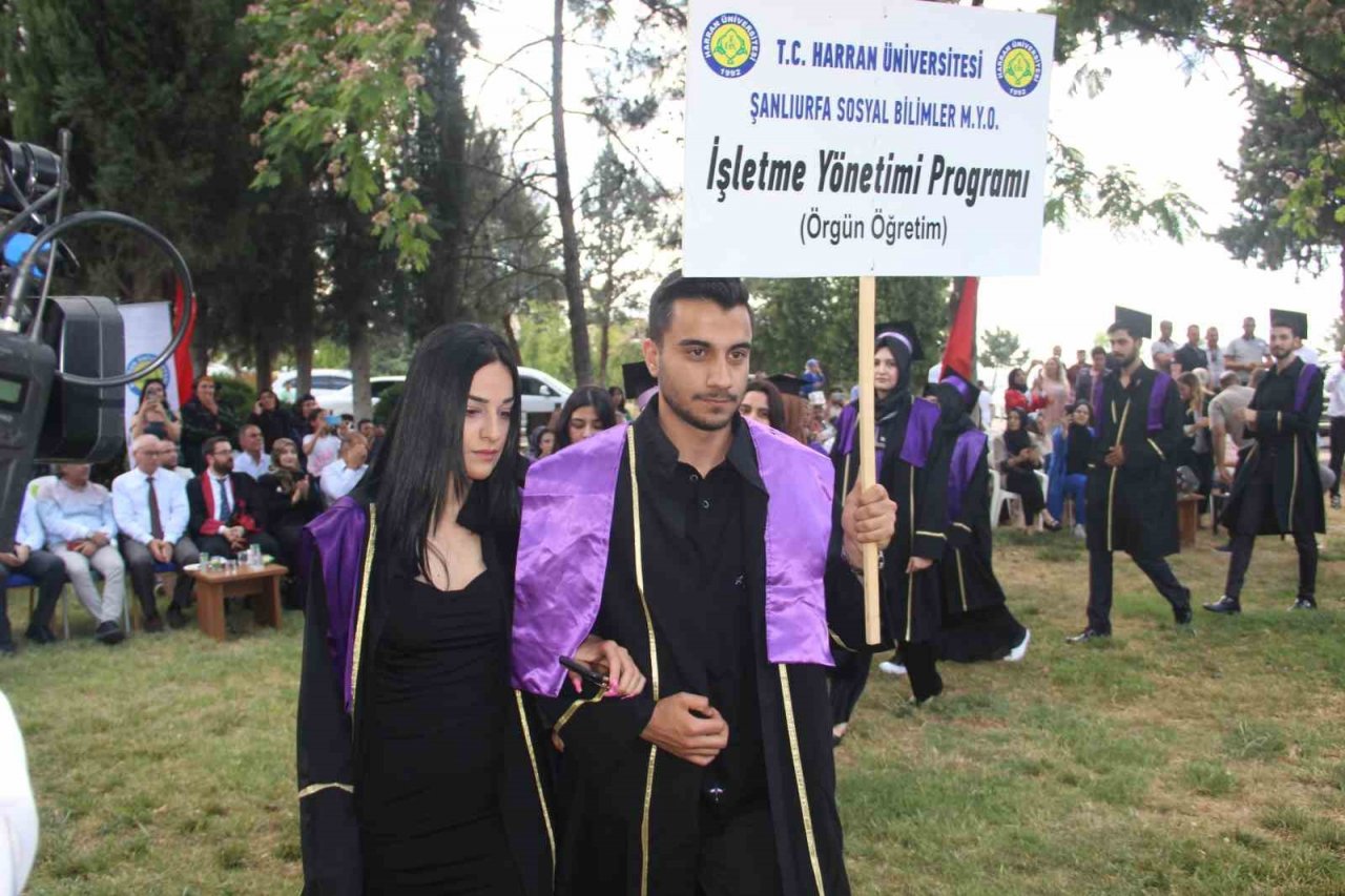 Deprem bölgesinde mezun olan öğrenciler sevinç ve hüznü bir arada yaşadı