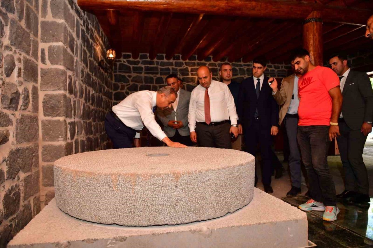 Vali Su, Kurban Bayramı öncesi mezarlıklarda incelemede bulundu