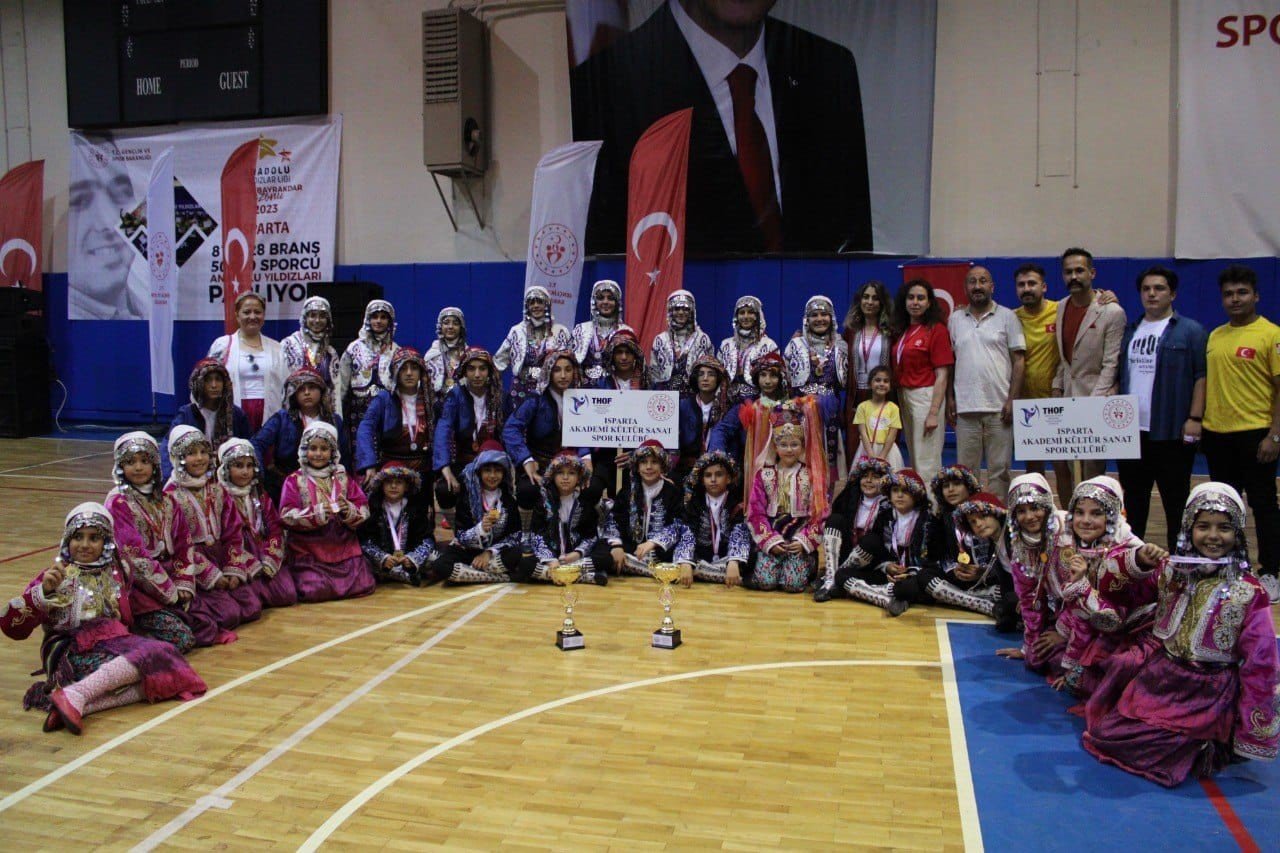 Halkoyunları yarışmasında Eğirdir’e iki birincilik