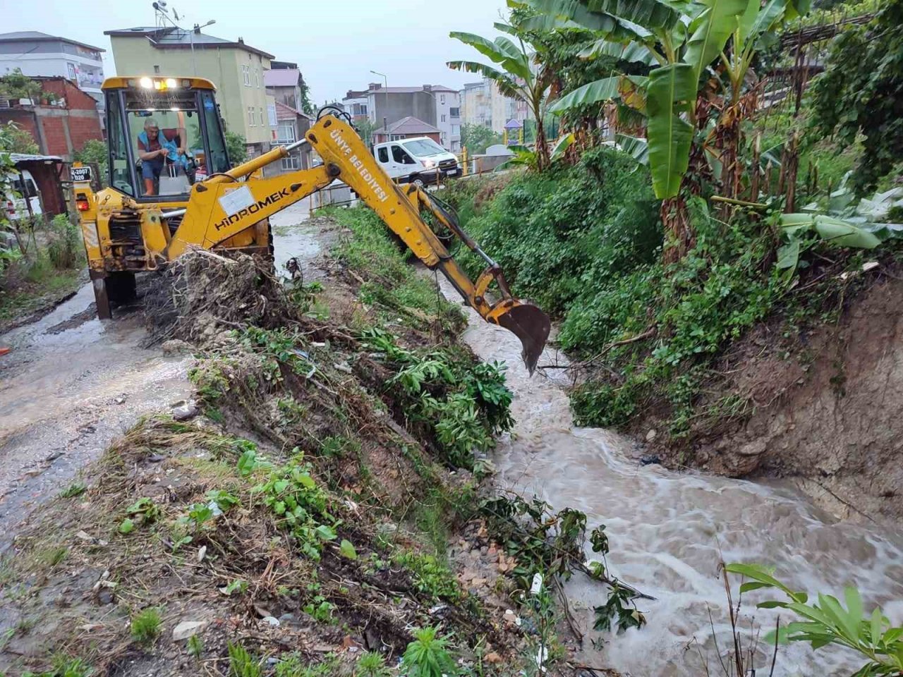 Başkan Tavlı: “Yaptığımız yatırımlar, olması muhtemel afetlerin önüne geçiyor”