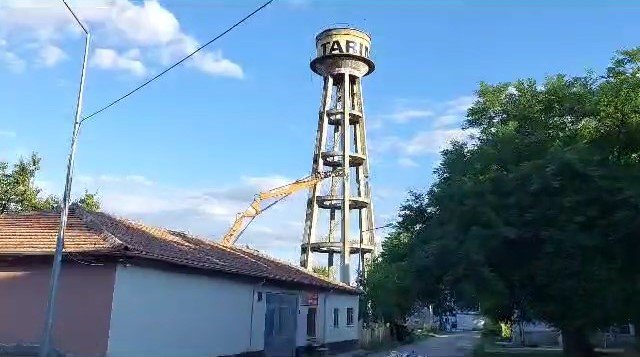 Ağır hasarlı su deposu, tek dokunuş ile yıkıldı