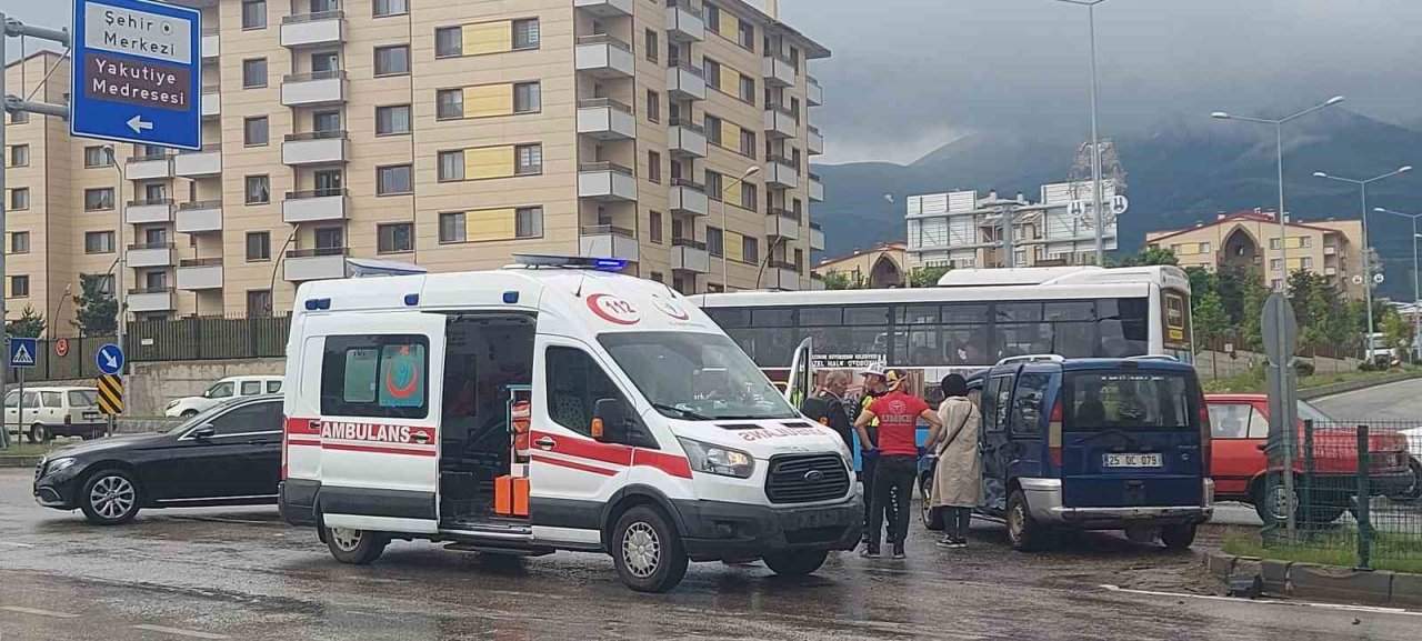 Erzurum’da hasta taşıyan ambülans kaza yaptı