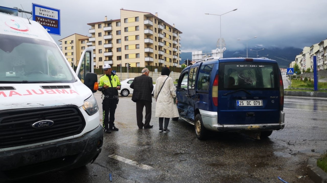 Erzurum’da hasta taşıyan ambülans kaza yaptı