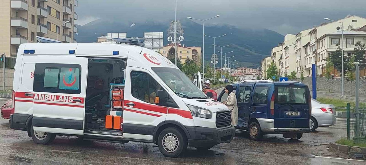 Erzurum’da hasta taşıyan ambülans kaza yaptı