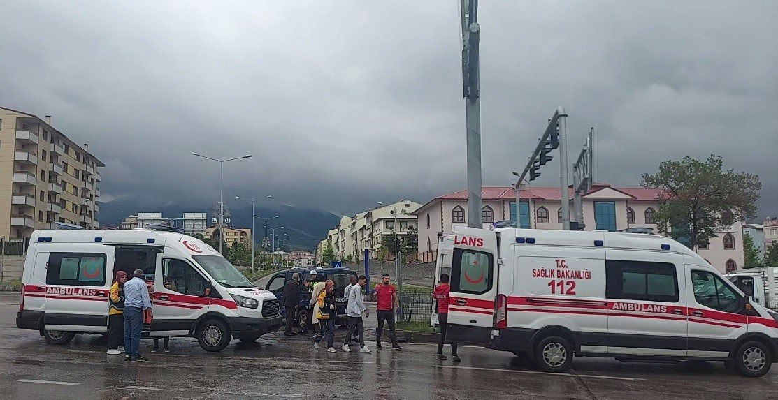 Erzurum’da hasta taşıyan ambülans kaza yaptı