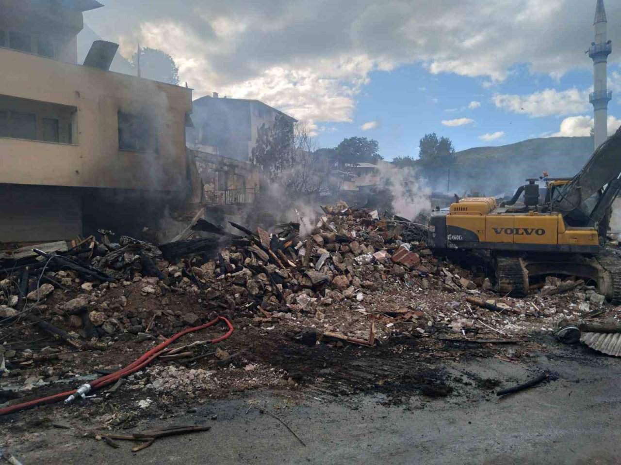 Pazaryolu’nda korkutan yangın: 10 ev kullanılamaz hale geldi