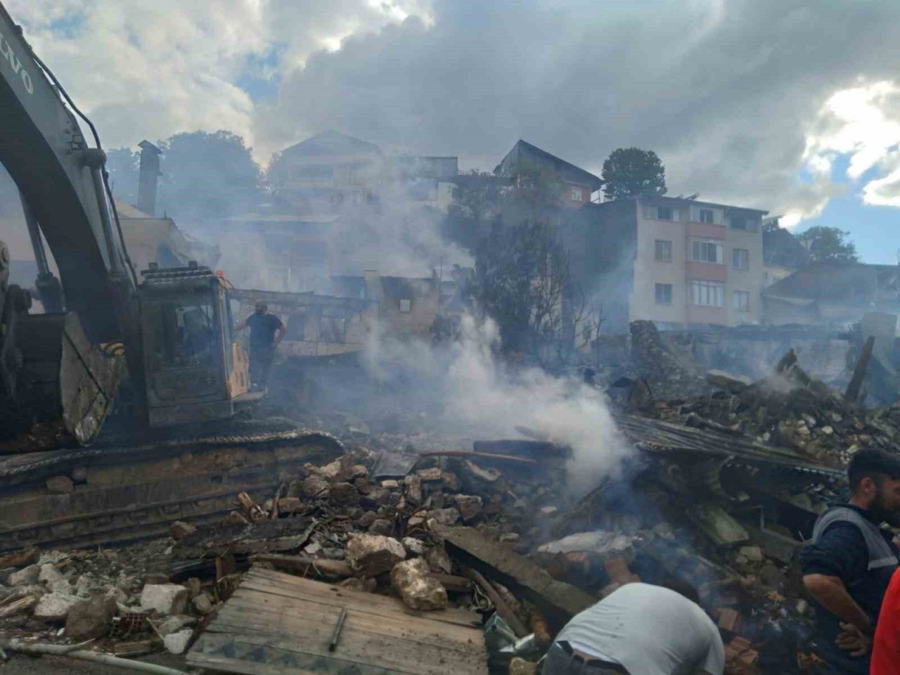 Pazaryolu’nda korkutan yangın: 10 ev kullanılamaz hale geldi