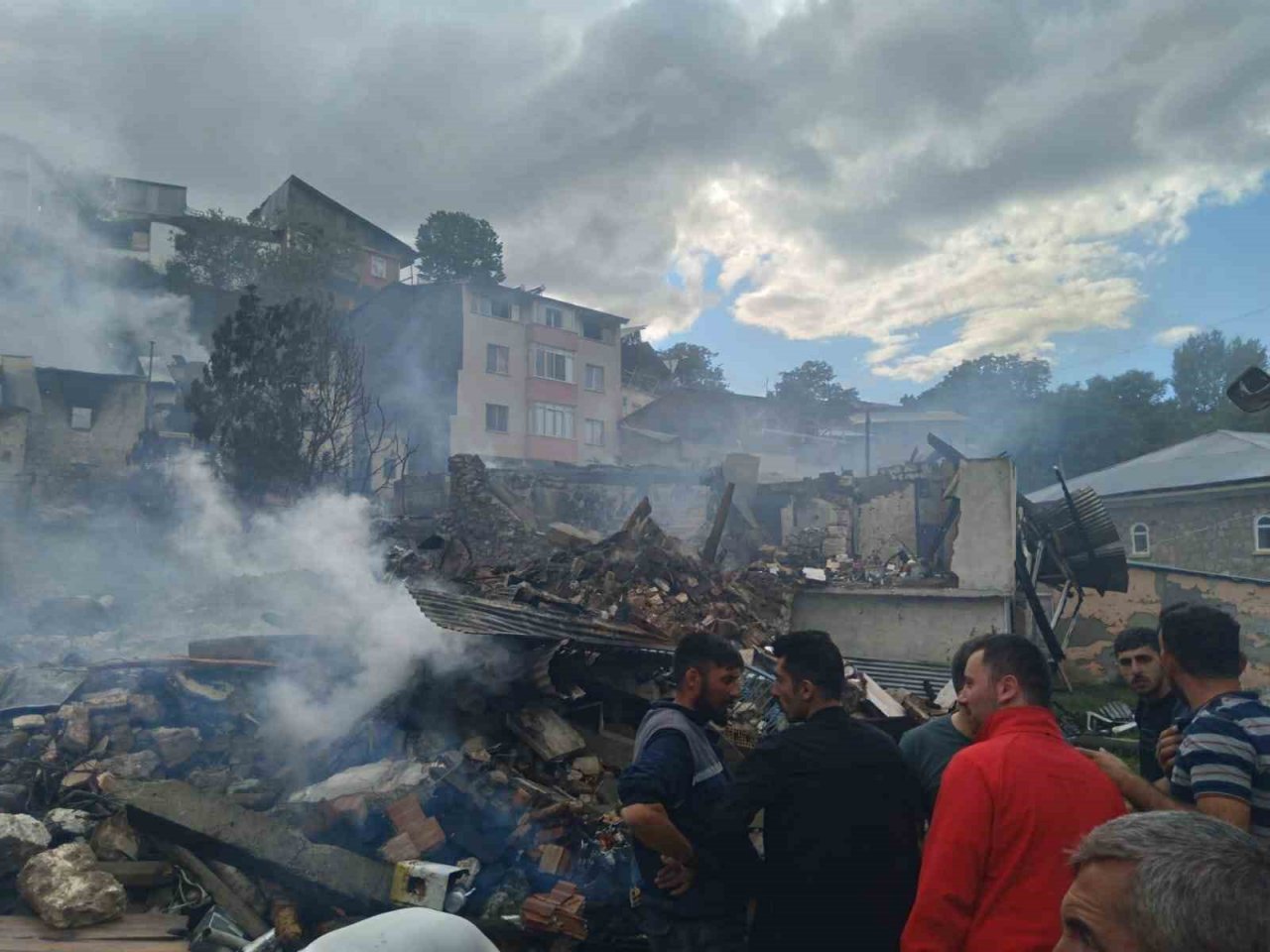 Pazaryolu’nda korkutan yangın: 10 ev kullanılamaz hale geldi