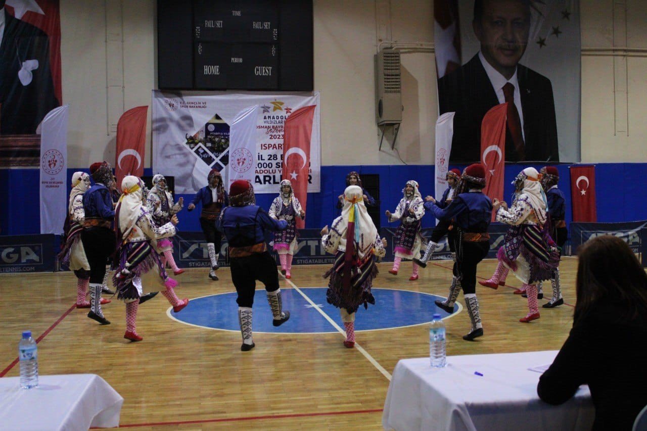 Halkoyunları yarışmasında Eğirdir’e iki birincilik