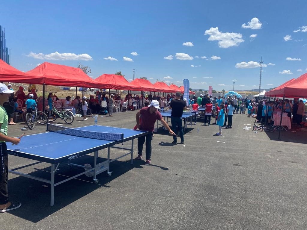 ’Uçan Raketler’ Kahramanmaraş konteyner kentteki çocuklarla buluştu