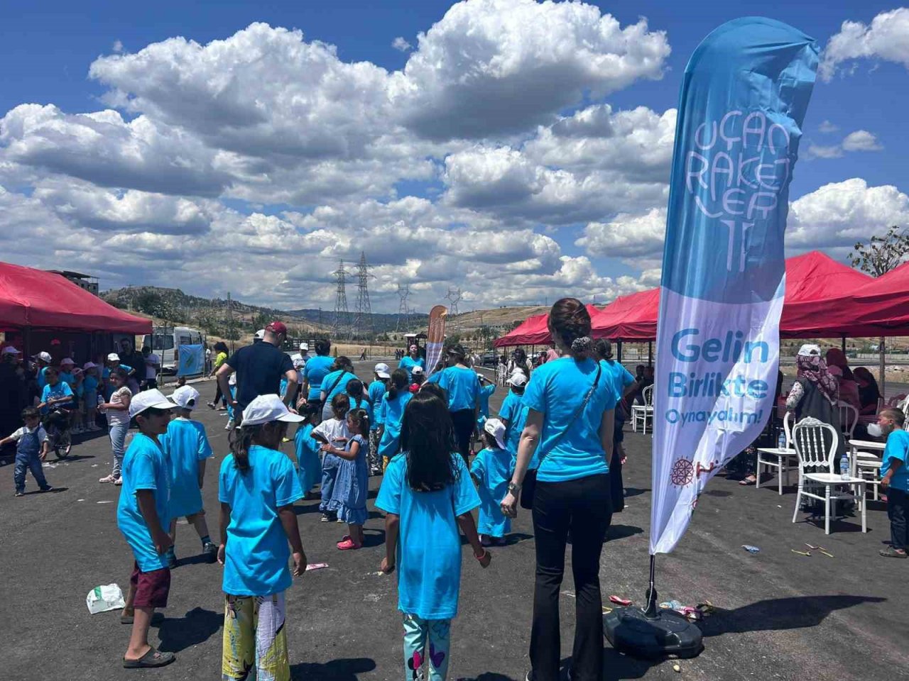 ’Uçan Raketler’ Kahramanmaraş konteyner kentteki çocuklarla buluştu