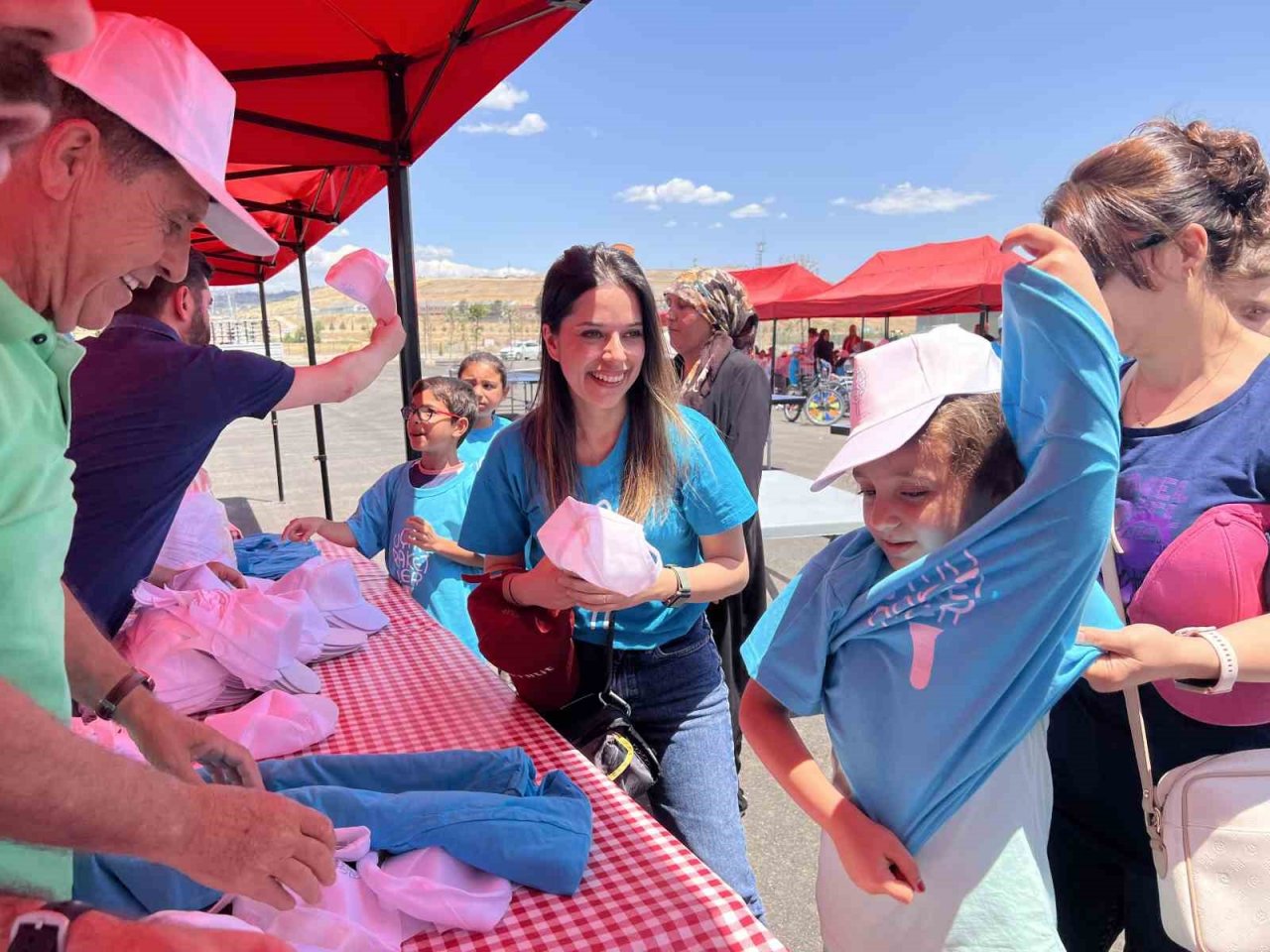 ’Uçan Raketler’ Kahramanmaraş konteyner kentteki çocuklarla buluştu
