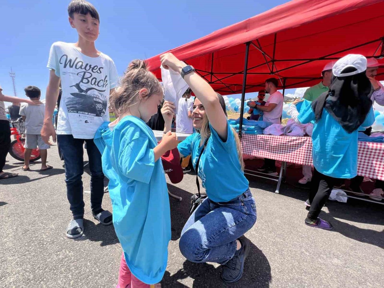 ’Uçan Raketler’ Kahramanmaraş konteyner kentteki çocuklarla buluştu