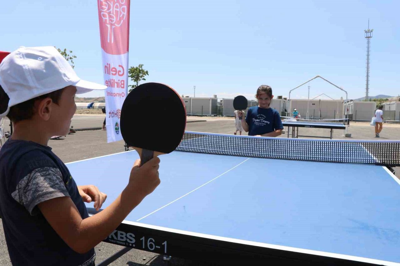 ’Uçan Raketler’ Kahramanmaraş konteyner kentteki çocuklarla buluştu