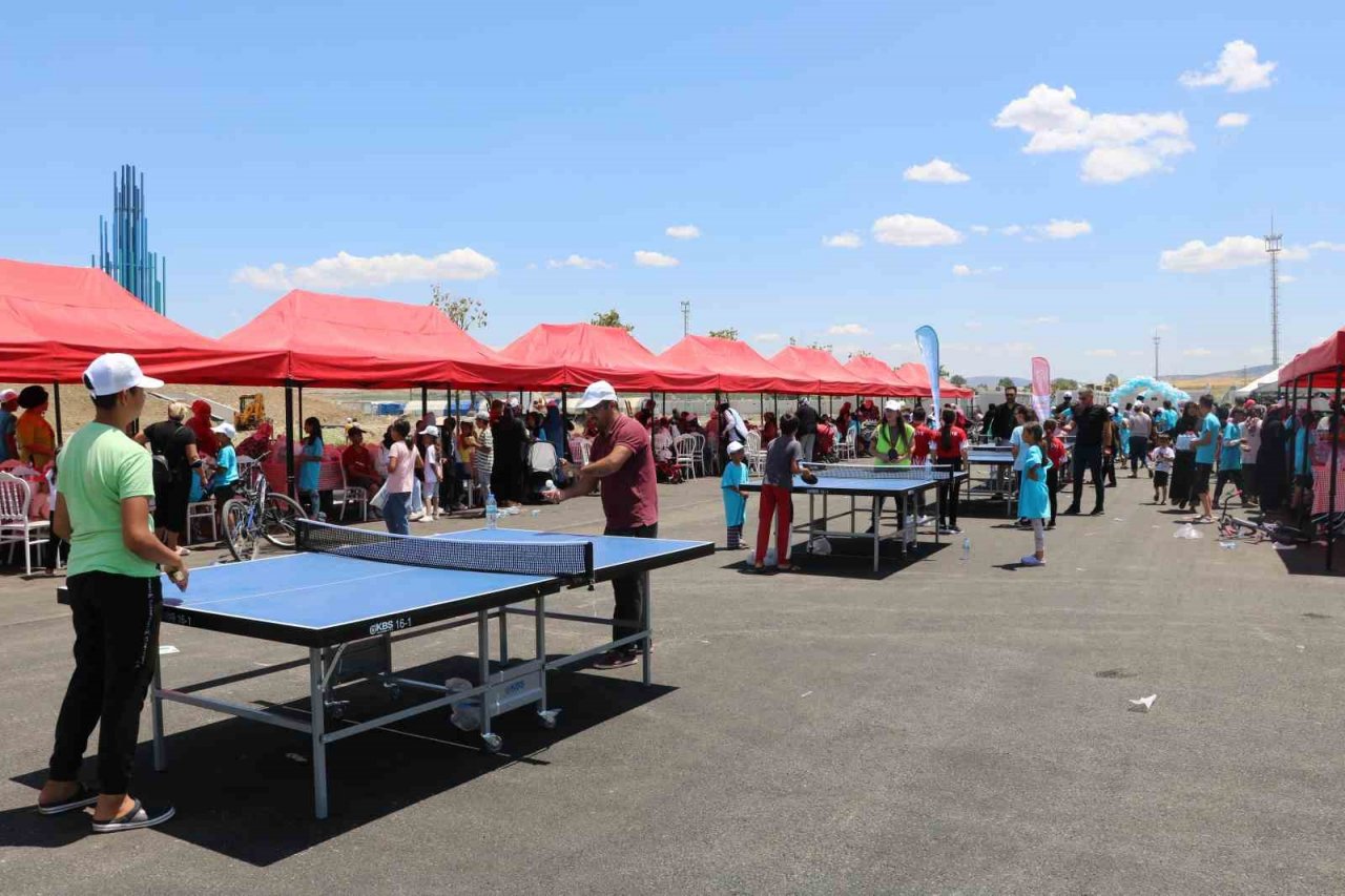 ’Uçan Raketler’ Kahramanmaraş konteyner kentteki çocuklarla buluştu