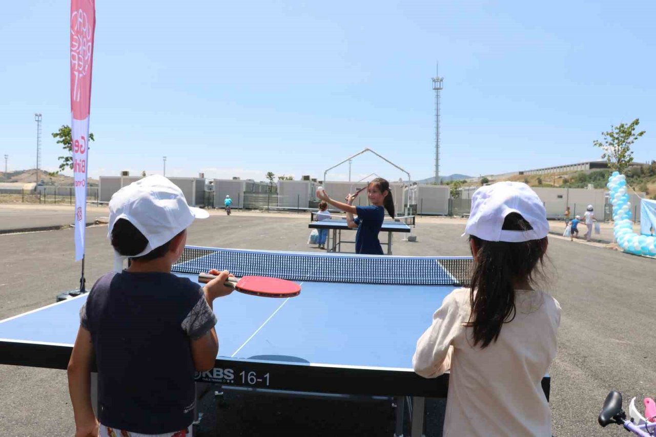 ’Uçan Raketler’ Kahramanmaraş konteyner kentteki çocuklarla buluştu