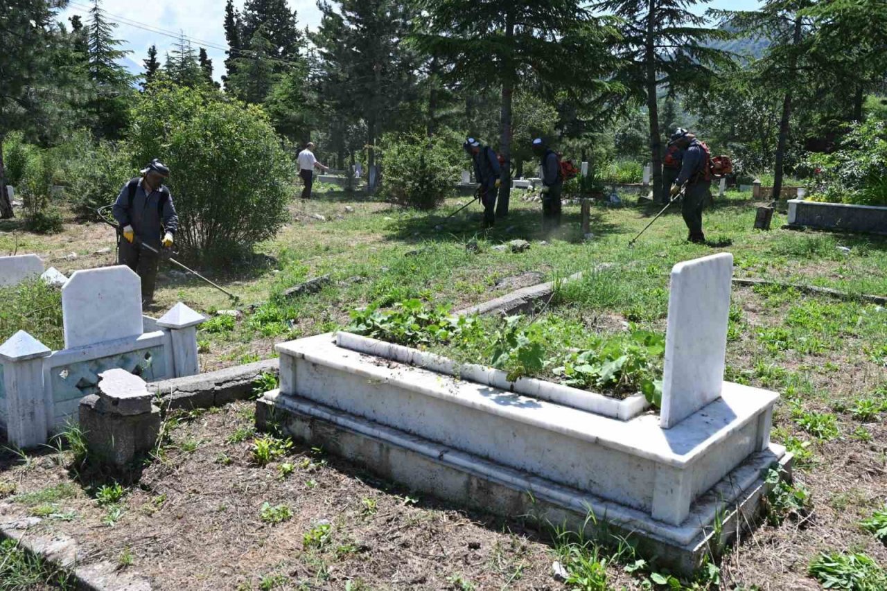 Isparta Belediyesi tarafından Mezarlık alanları temizlenerek, otlar biçiliyor