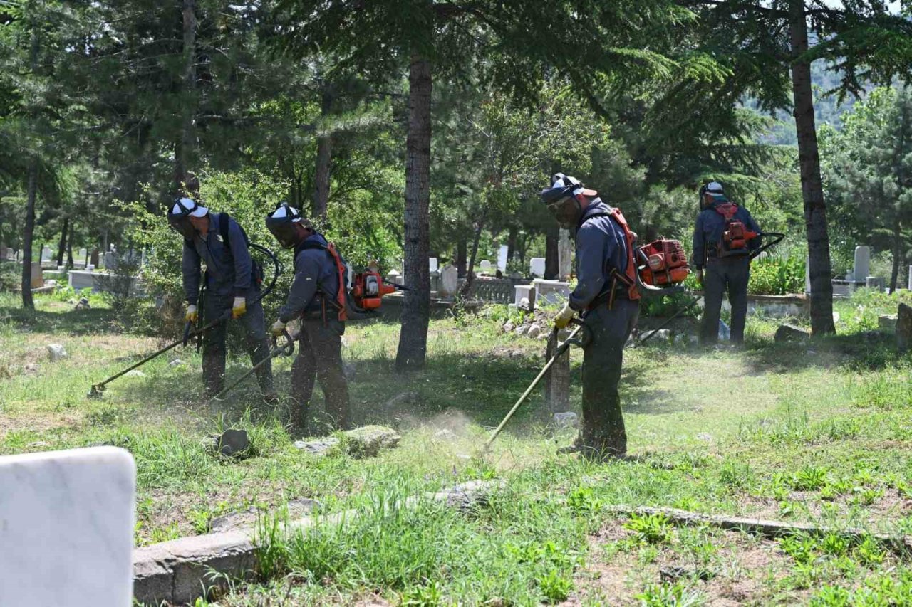 Isparta Belediyesi tarafından Mezarlık alanları temizlenerek, otlar biçiliyor