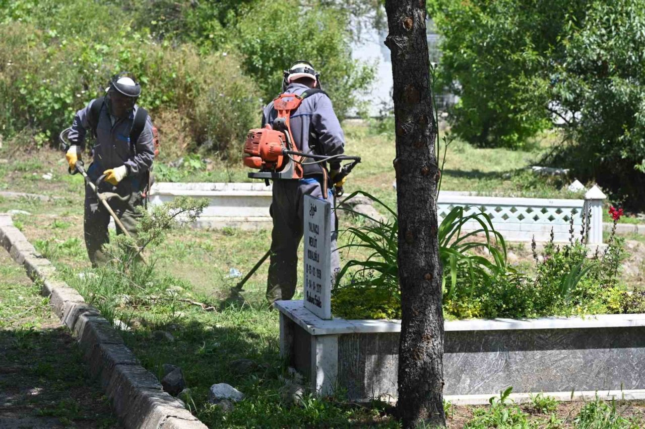 Isparta Belediyesi tarafından Mezarlık alanları temizlenerek, otlar biçiliyor