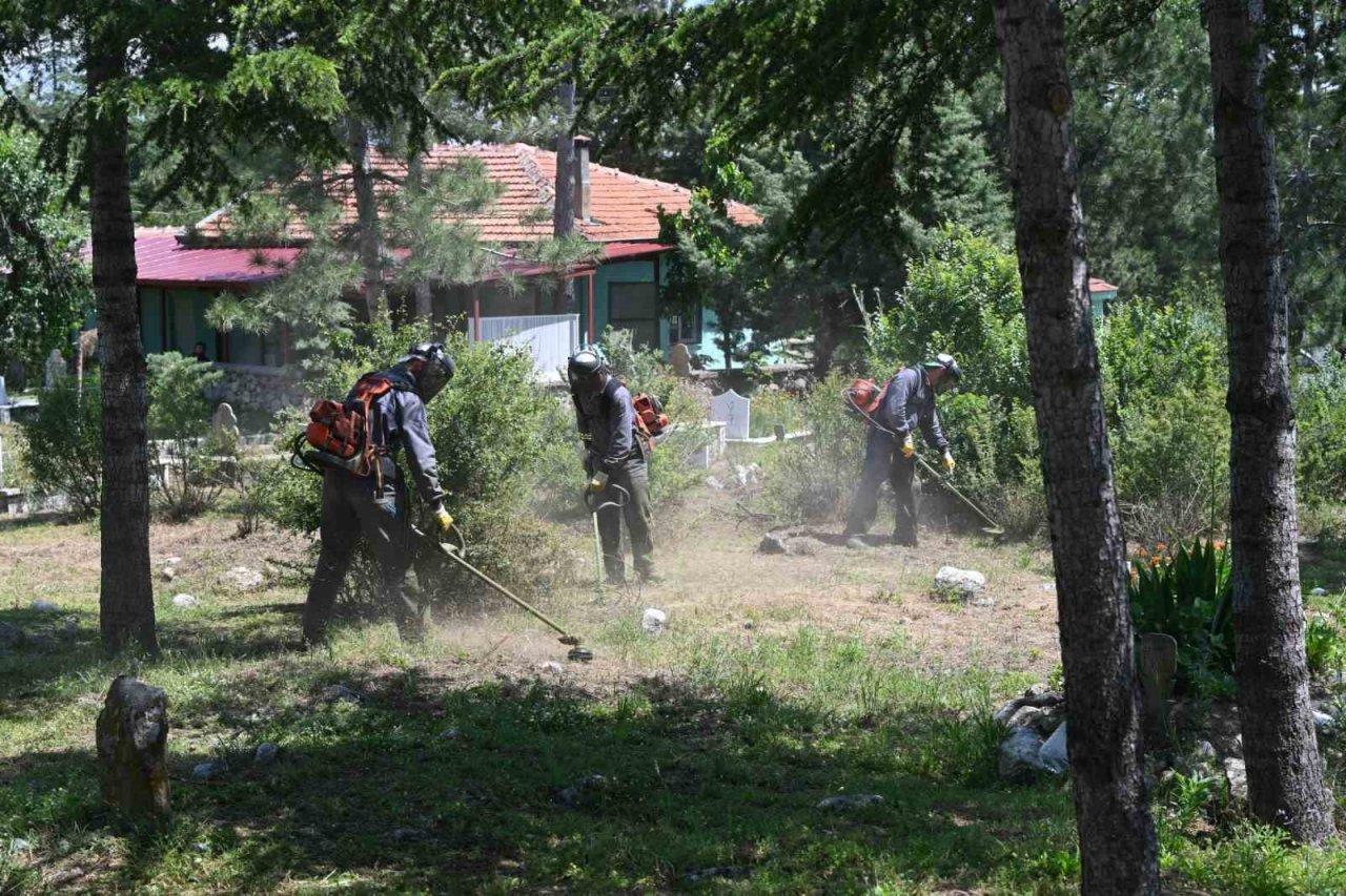 Isparta Belediyesi tarafından Mezarlık alanları temizlenerek, otlar biçiliyor