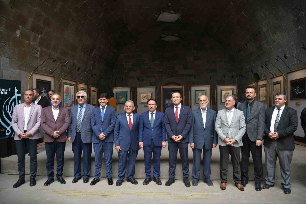 Vali Çiçek ve Başkan Büyükkılıç, Kelime-i Tevhid Hat Eserleri Sergisi’nin açılışını yaptı