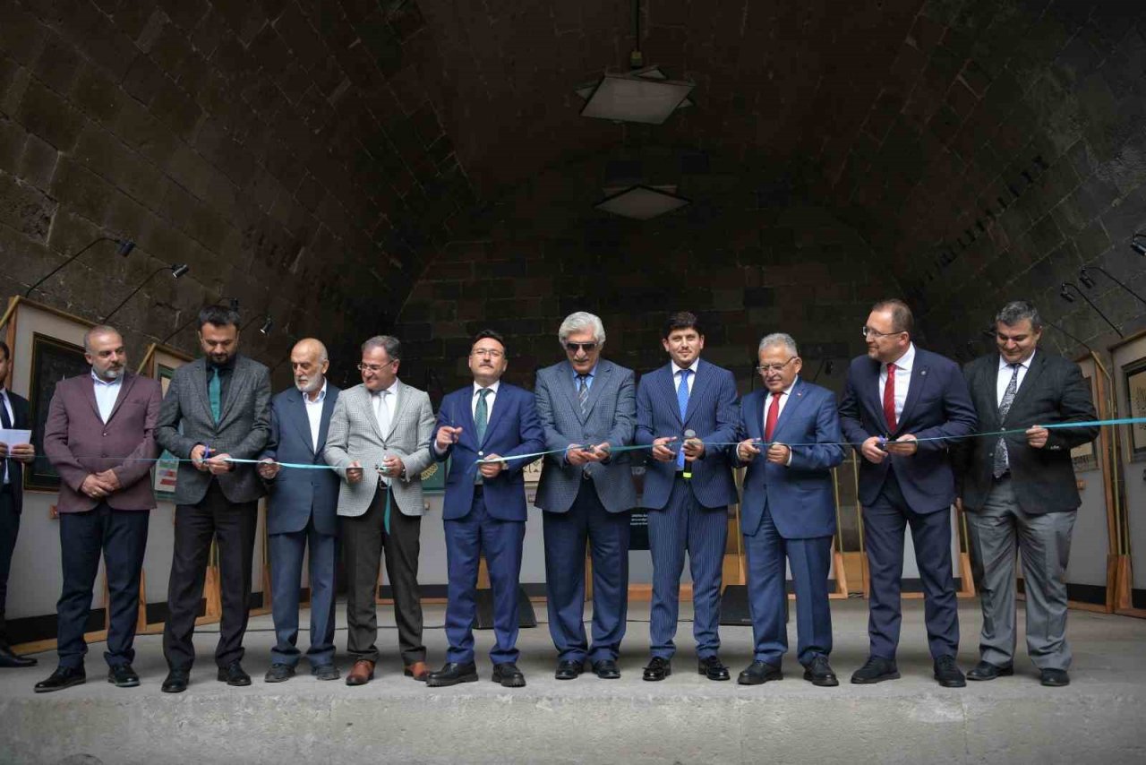 Vali Çiçek ve Başkan Büyükkılıç, Kelime-i Tevhid Hat Eserleri Sergisi’nin açılışını yaptı