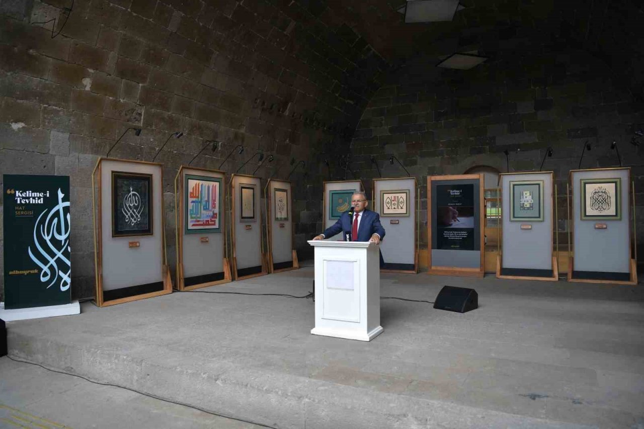 Vali Çiçek ve Başkan Büyükkılıç, Kelime-i Tevhid Hat Eserleri Sergisi’nin açılışını yaptı