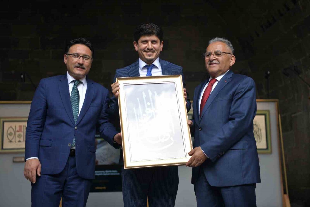 Vali Çiçek ve Başkan Büyükkılıç, Kelime-i Tevhid Hat Eserleri Sergisi’nin açılışını yaptı