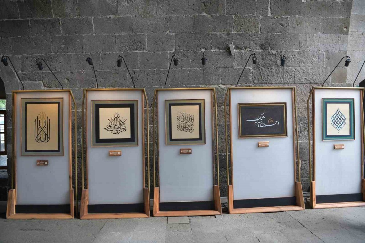 Vali Çiçek ve Başkan Büyükkılıç, Kelime-i Tevhid Hat Eserleri Sergisi’nin açılışını yaptı