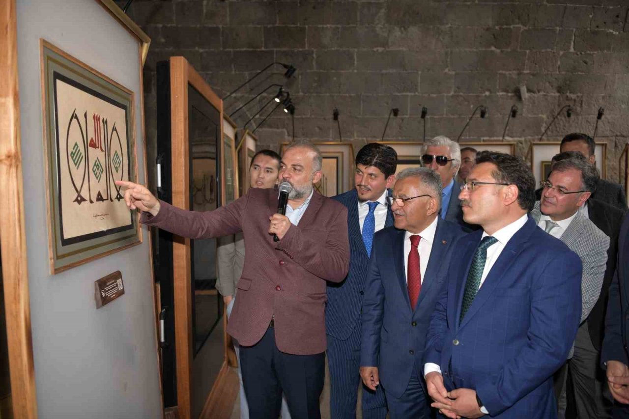Vali Çiçek ve Başkan Büyükkılıç, Kelime-i Tevhid Hat Eserleri Sergisi’nin açılışını yaptı