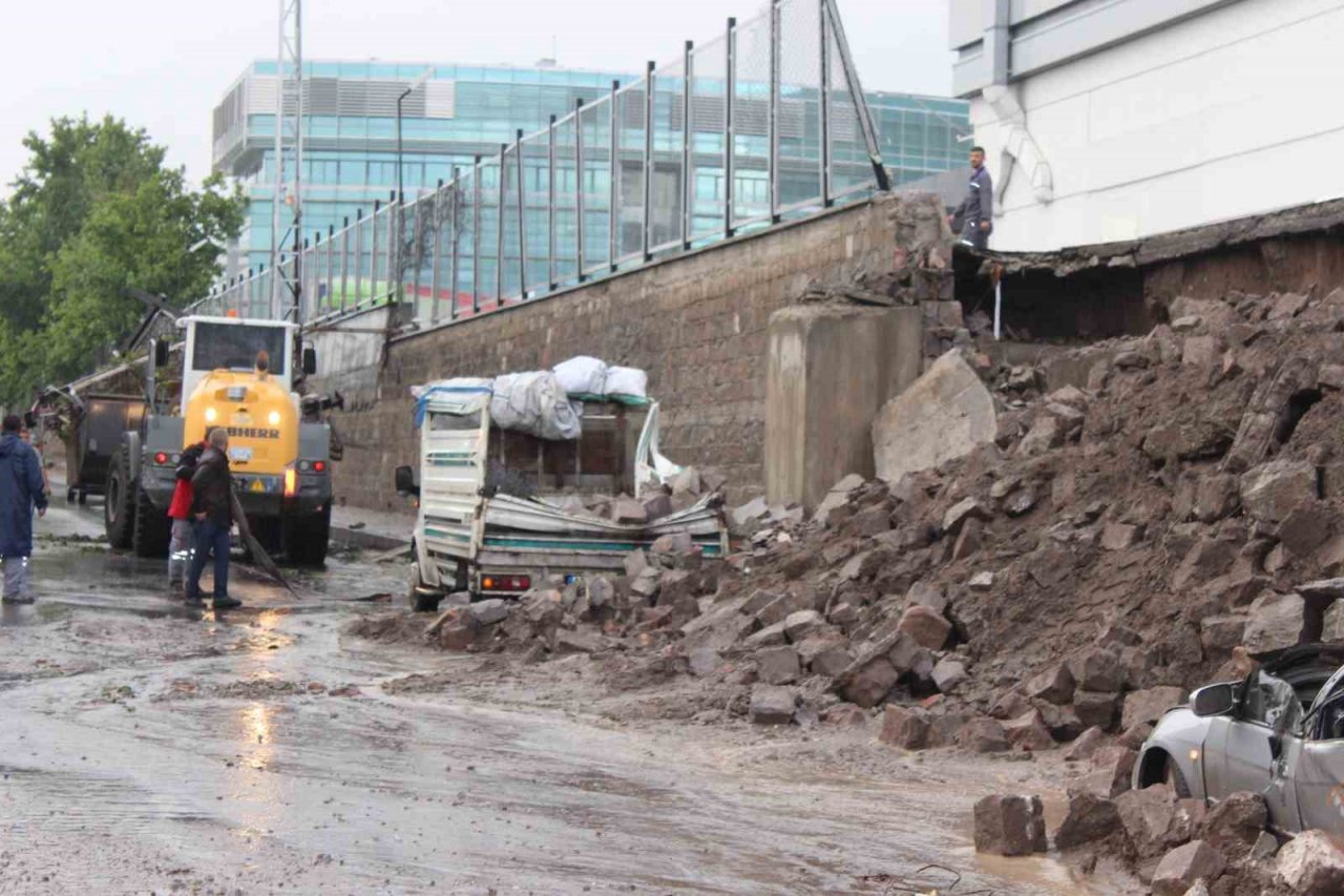 Ertekin’den geçmiş olsun mesajı: "Olumsuz hava şartlarından etkilenen Kayserili hemşehrilerimize geçmiş olsun"