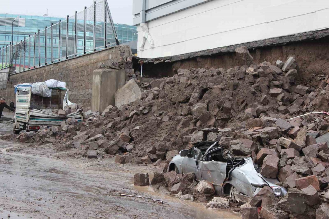 Ertekin’den geçmiş olsun mesajı: "Olumsuz hava şartlarından etkilenen Kayserili hemşehrilerimize geçmiş olsun"