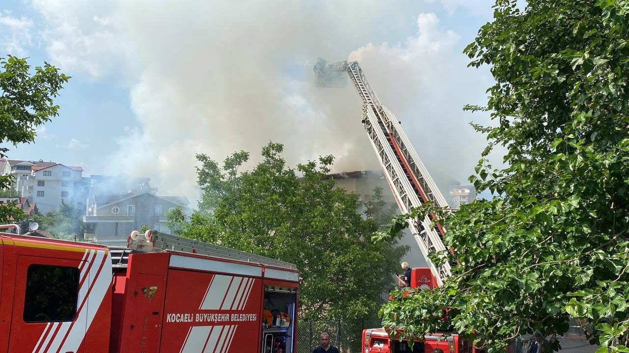 Yangın çatıyı kül etti