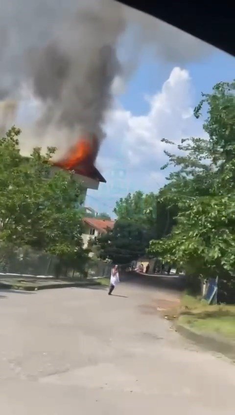 Yangın çatıyı kül etti