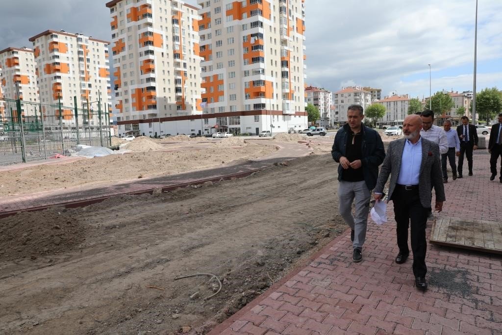 Başkan Çolakbayrakdar; “Dönüşümle sosyal odaklı örnek bir mahalle inşa ediyoruz”