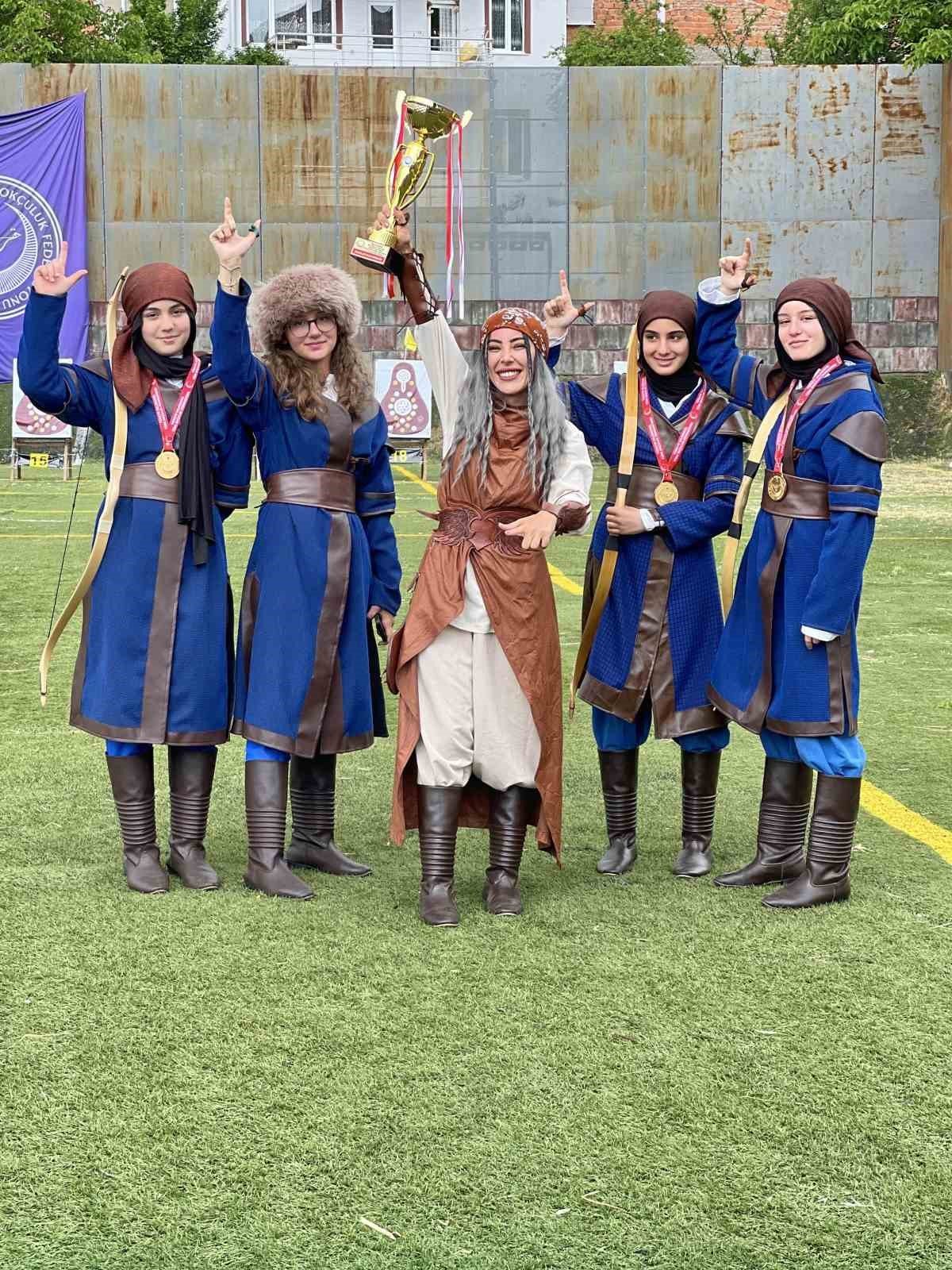 Okçuluk yarışmasında kuzenler şampiyon oldu