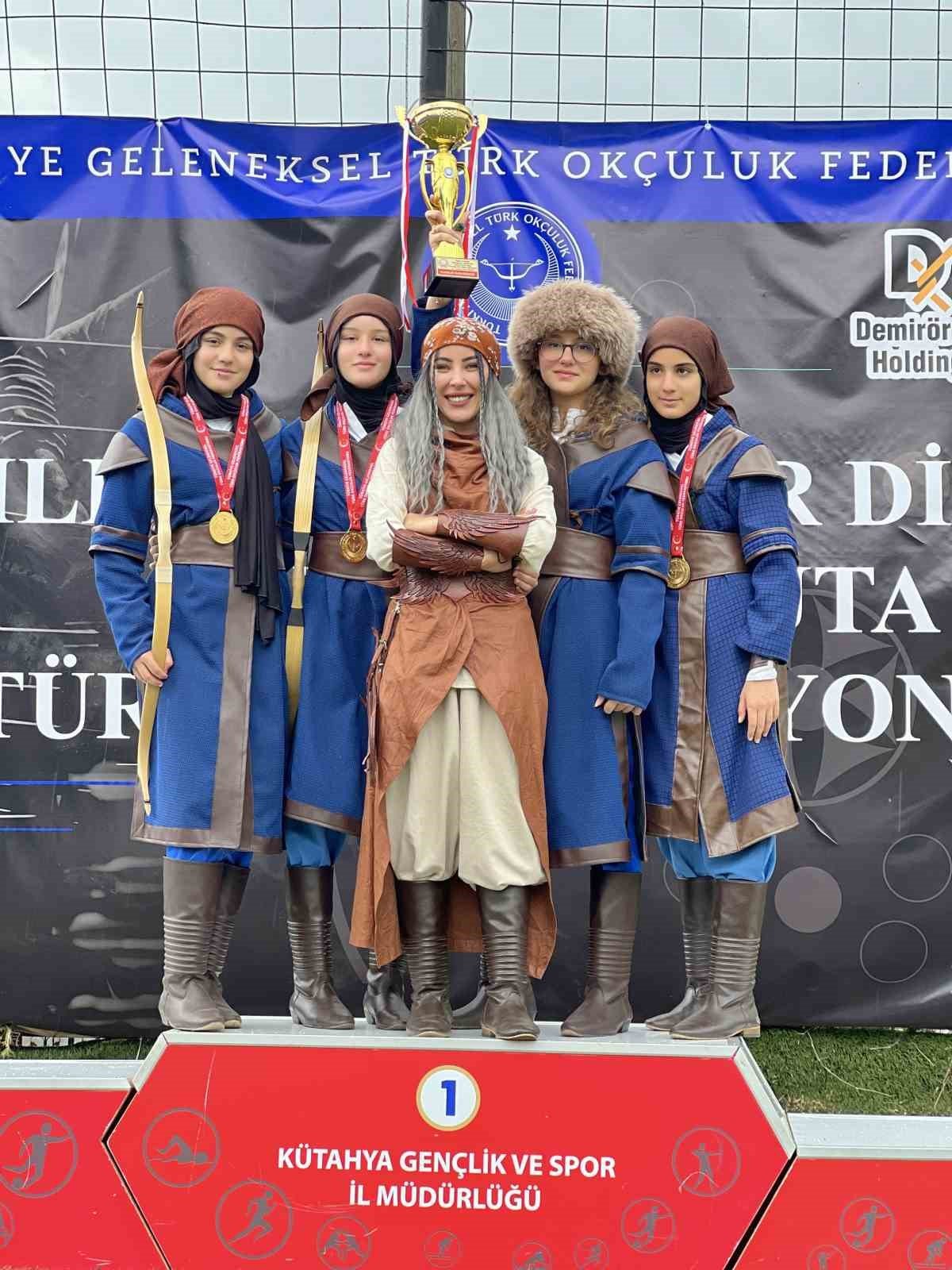 Okçuluk yarışmasında kuzenler şampiyon oldu